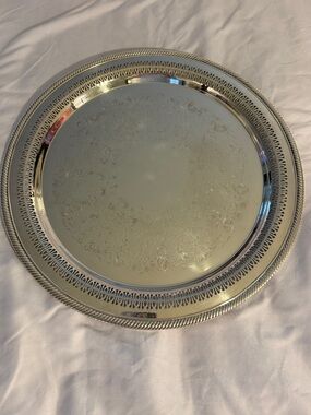 WM Rogers Pattern 172 Silver Plated Round 15” Serving Tray